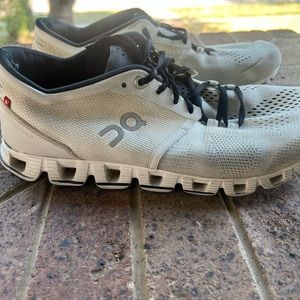 On Cloud White Black Size 9.5